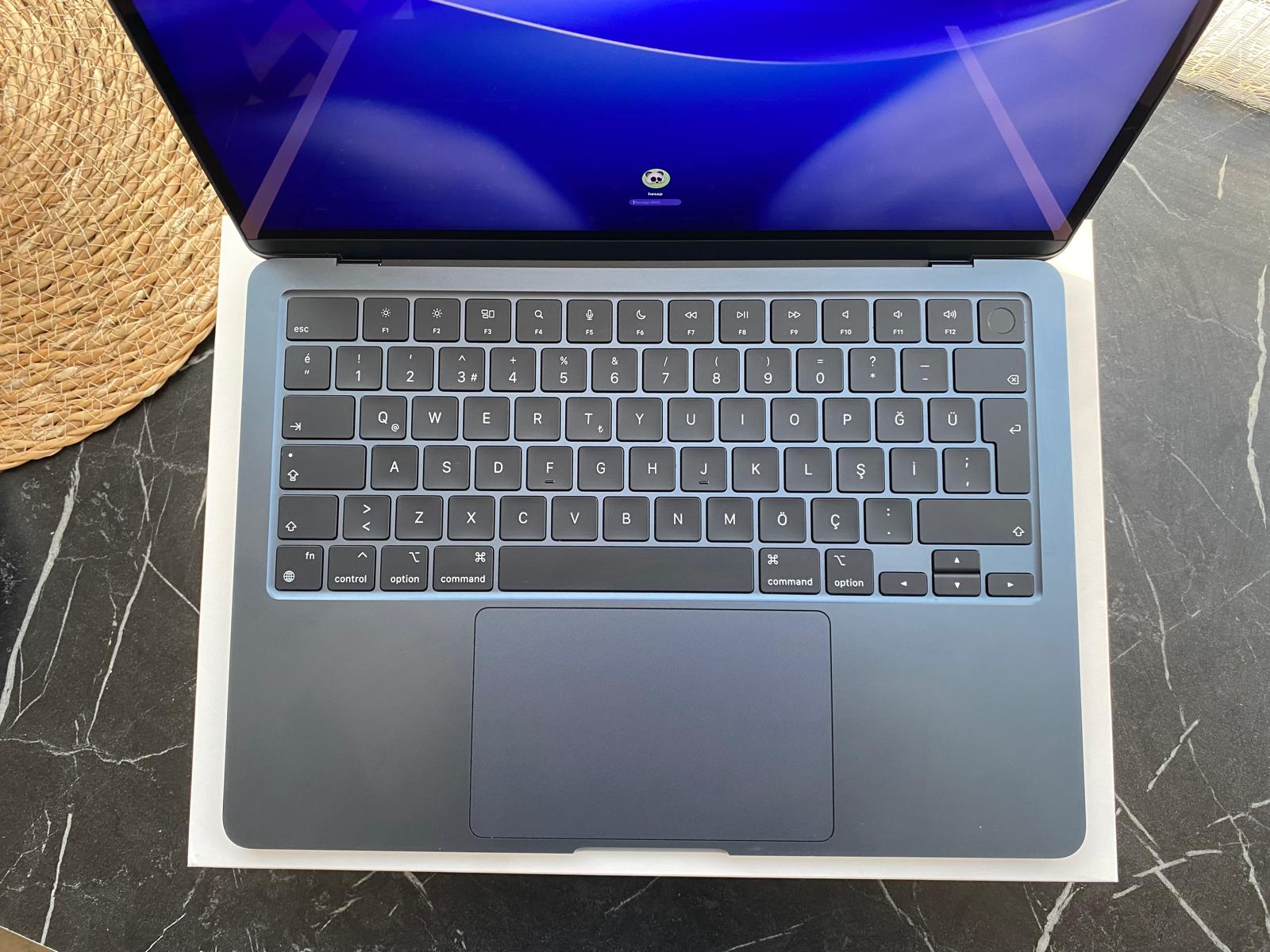 İkinci El Macbook Air M2 8CPU 8GPU 16GB Sıfırdan Farksız Garantili Hatasız