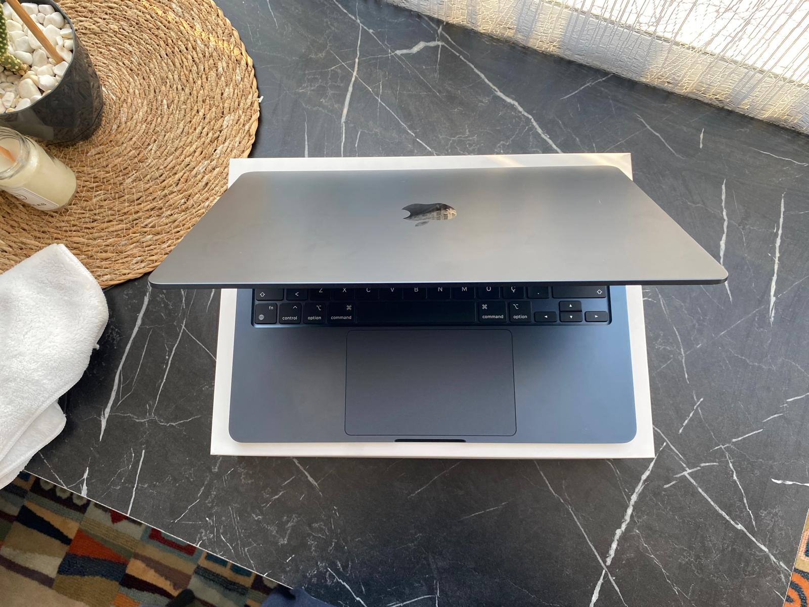 İkinci El Macbook Air M2 8CPU 8GPU 16GB Sıfırdan Farksız Garantili Hatasız